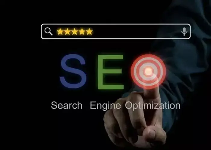 Finger tippt auf den Schriftzug „SEO – Search Engine Optimization“ unter einer Suchleiste mit fünf Sternen