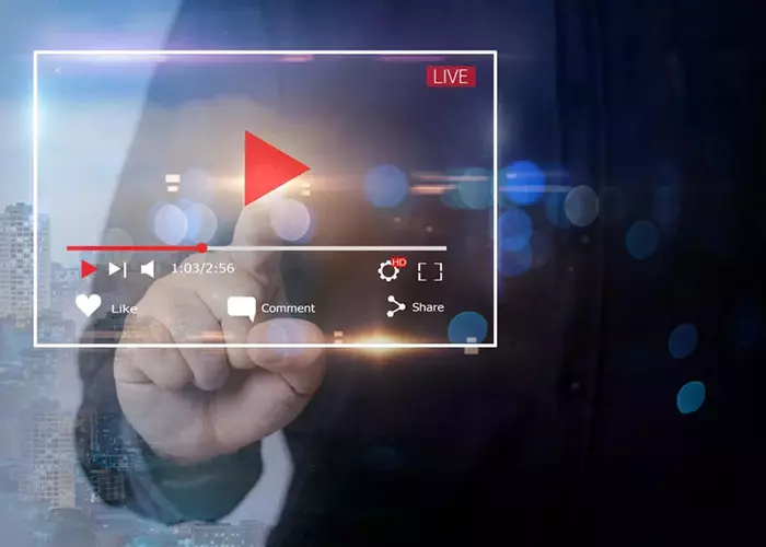 Finger tippt auf die Wiedergabetaste eines virtuellen Videoplayers mit Live-Kennzeichnung