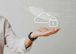 Wolke und Schloss-Symbol schweben über einer offenen Handfläche; ein Sinnbild für sicheres Cloud-Hosting