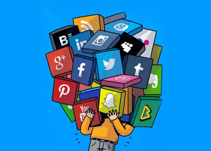 Illustrierte Figur, die einen Stapel aus Social-Media-Symbolen wie Facebook, Twitter und Pinterest trägt